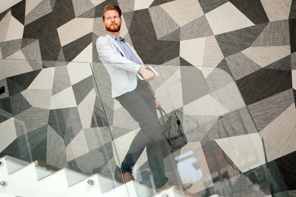 Geschäftsmann auf der Treppe — Stockfoto