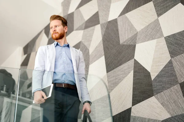 Zakenman nemen van de trap — Stockfoto