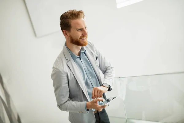 Glad och självsäker affärsman med hjälp av Tablet PC — Stockfoto