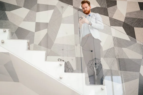 Empresario subiendo las escaleras — Foto de Stock