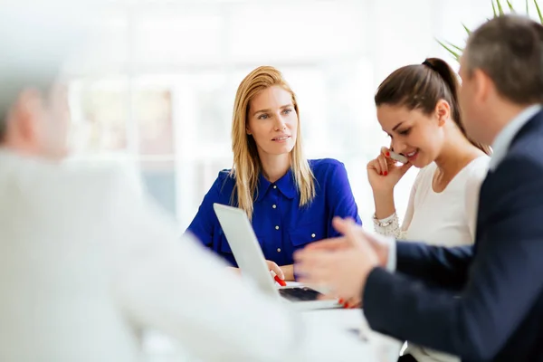 Affärsmöte och brainstorming — Stockfoto