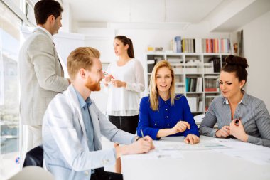 Ofiste çalışan iş adamları