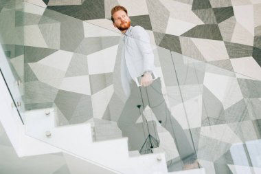 Dinamik yakışıklı işadamı