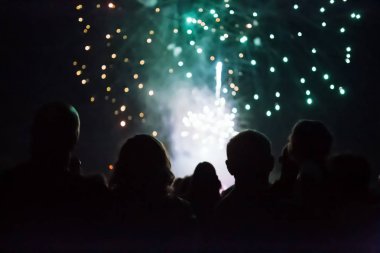 Kalabalık foreworks izliyor