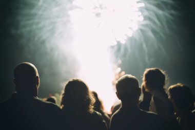 Kalabalık foreworks izliyor