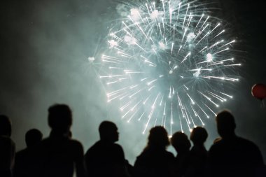 Kalabalık havai fişek izlerken