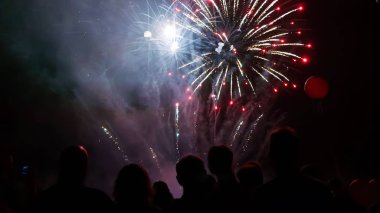 Kalabalık havai fişek izlerken
