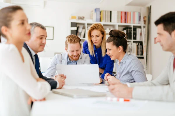 Gente de negocios discutiendo planes futuros — Foto de Stock