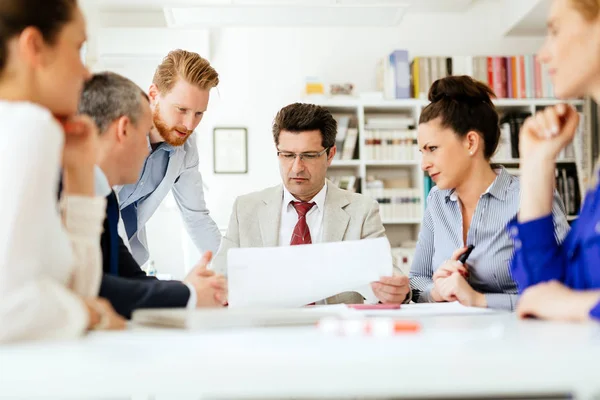 Gente de negocios teniendo una junta directiva — Foto de Stock