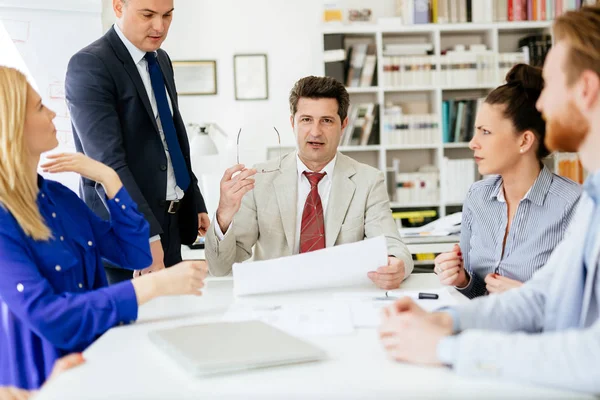 Empresários que têm uma reunião do conselho — Fotografia de Stock