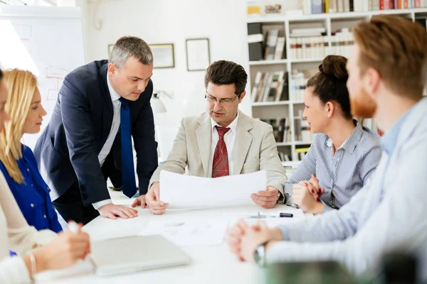 Gli uomini d'affari discutono piani futuri — Foto Stock