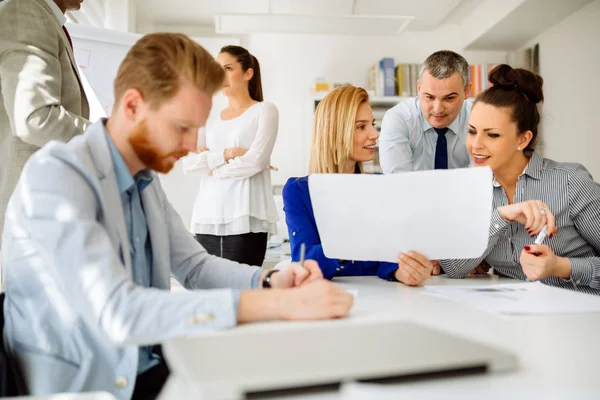 Reunión de negocios y lluvia de ideas — Foto de Stock