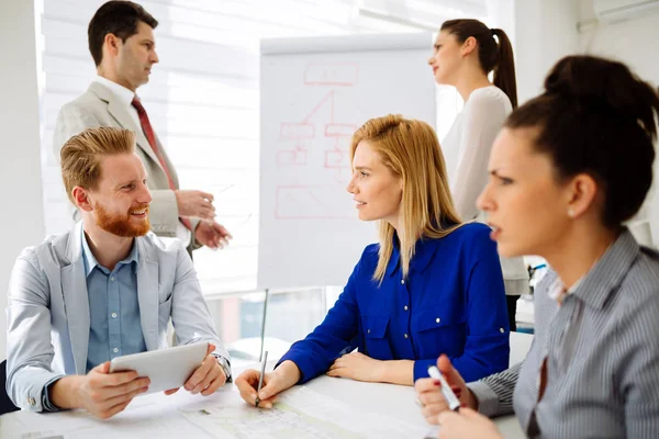 Reunión de negocios y lluvia de ideas — Foto de Stock