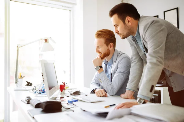 Mitarbeiter arbeiten gemeinsam an Projekt — Stockfoto