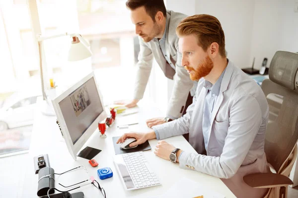 Mitarbeiter arbeiten gemeinsam an Projekt — Stockfoto