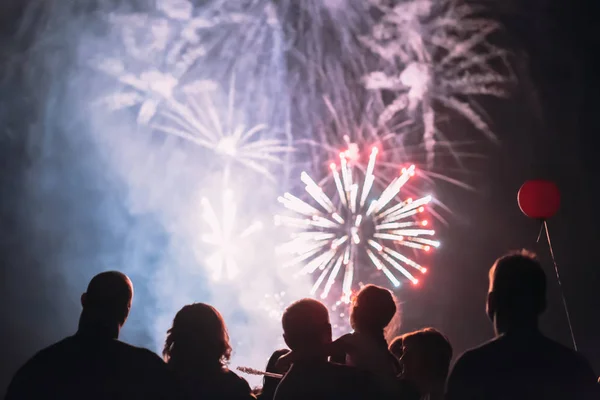 Menigte kijken vuurwerk — Stockfoto