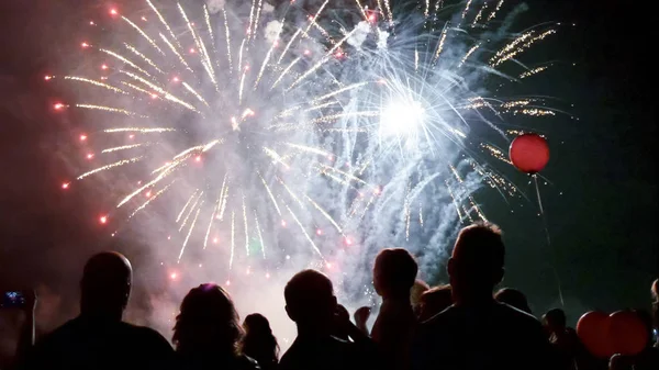Kalabalık havai fişek izlerken