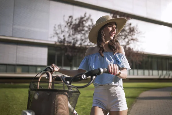 Retrato de una hermosa mujer disfrutando del tiempo en bicicleta — Foto de Stock