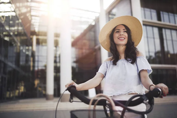 Retrato de bela jovem aproveitando o tempo na bicicleta — Fotografia de Stock