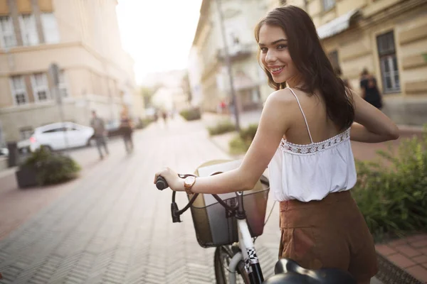 Porträt einer schönen jungen Frau, die die Zeit auf dem Fahrrad genießt — Stockfoto