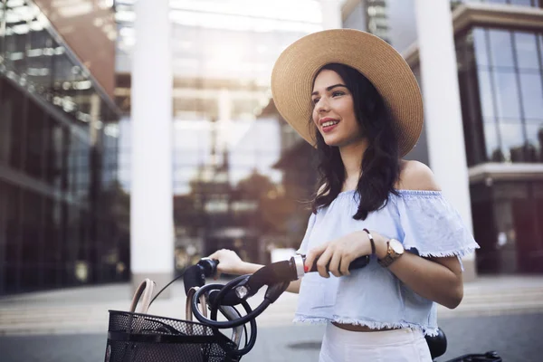 Porträt einer schönen jungen Frau, die die Zeit auf dem Fahrrad genießt — Stockfoto