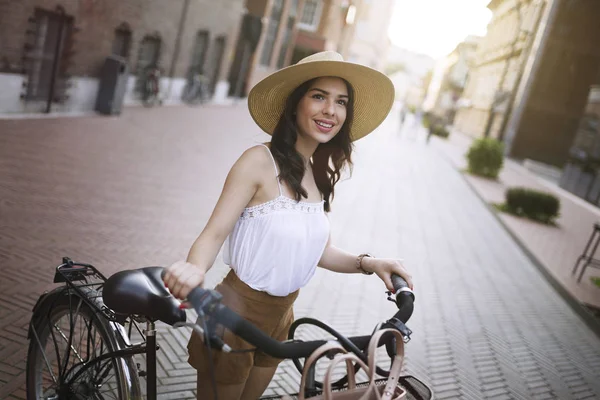 Porträt einer schönen jungen Frau, die die Zeit auf dem Fahrrad genießt — Stockfoto