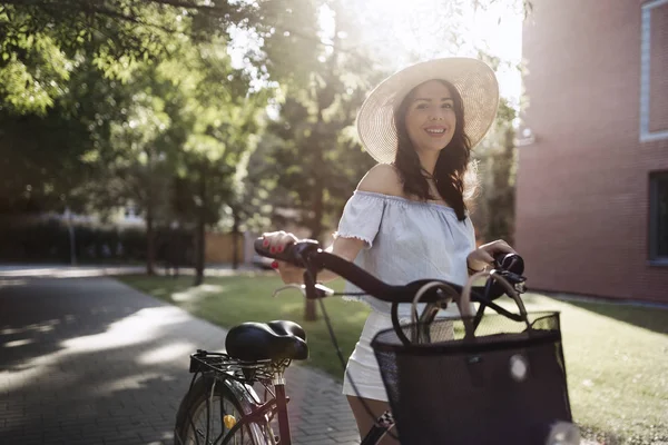 Retrato de una hermosa mujer disfrutando del tiempo en bicicleta — Foto de Stock