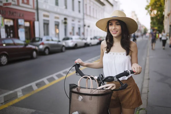 Портрет красивой молодой женщины, наслаждающейся временем на велосипеде — стоковое фото