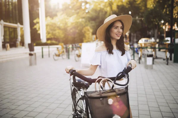 美丽的年轻女子，享受时间在自行车上的肖像 — 图库照片