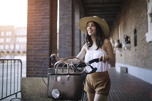 Porträt einer schönen jungen Frau, die die Zeit auf dem Fahrrad genießt — Stockfoto