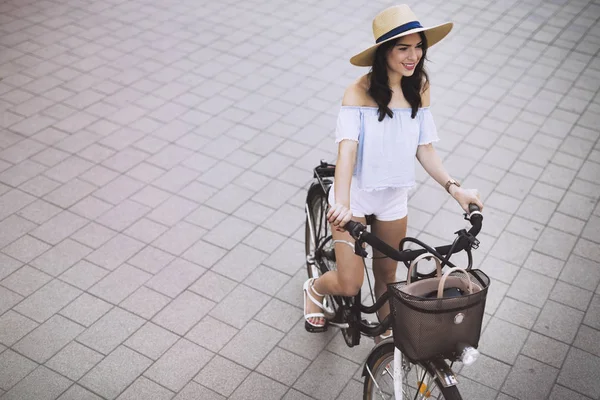 Portret z piękną, młodą kobietę, ciesząc się czas na rower — Zdjęcie stockowe
