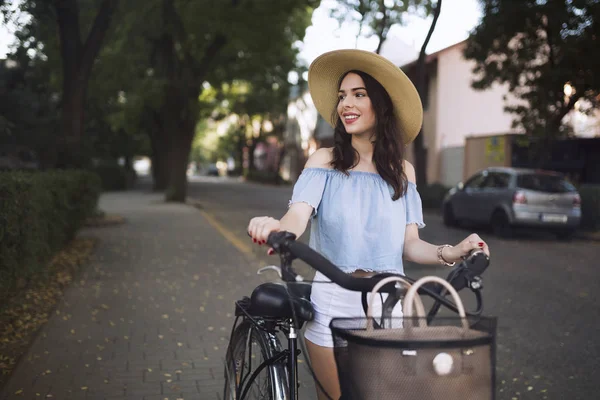 Retrato de mulher bonita aproveitando o tempo na bicicleta — Fotografia de Stock