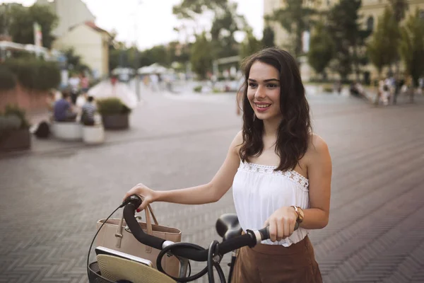 Porträt einer schönen jungen Frau, die die Zeit auf dem Fahrrad genießt — Stockfoto