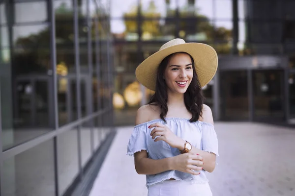 Image de belle fille souriante portant un chapeau — Photo