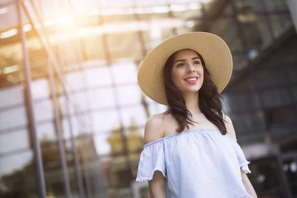 Imagem da bela menina sorridente usando chapéu — Fotografia de Stock