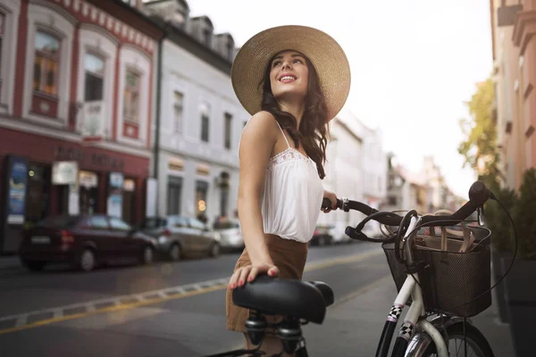 Retrato de una hermosa joven disfrutando del tiempo en bicicleta — Foto de Stock