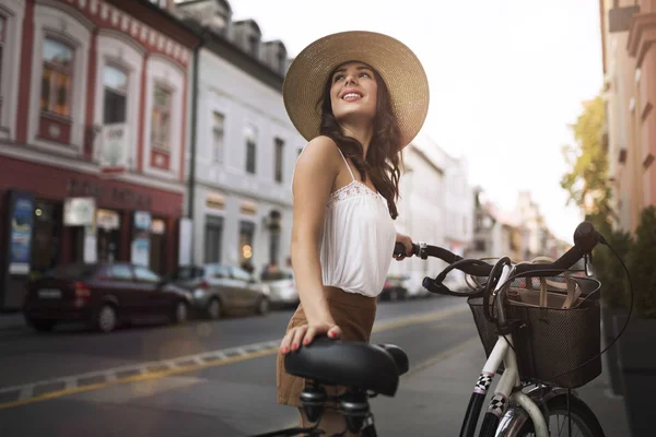 Porträt einer schönen jungen Frau, die die Zeit auf dem Fahrrad genießt — Stockfoto