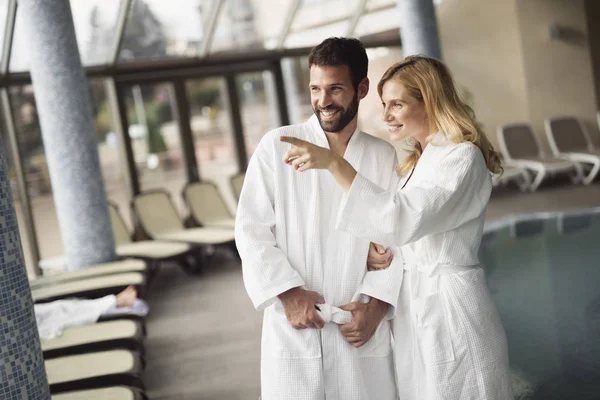 Retrato de casal atraente no centro de spa — Fotografia de Stock