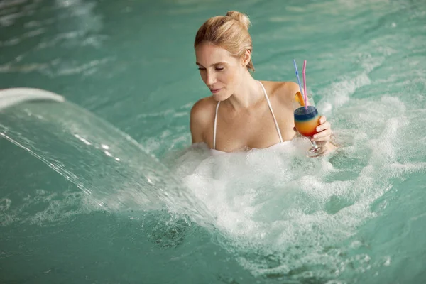 Retrato de mulher bonita relaxando na piscina — Fotografia de Stock