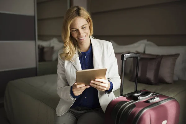 Ritratto di attraente donna d'affari che utilizza tablet sul letto — Foto Stock