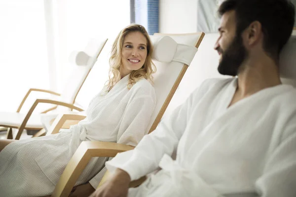 Hermosa mujer y hombre guapo relajarse en el centro de spa —  Fotos de Stock