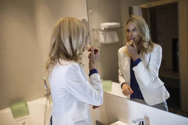 Obraz z ładna kobieta robi makijaż w łazience — Zdjęcie stockowe