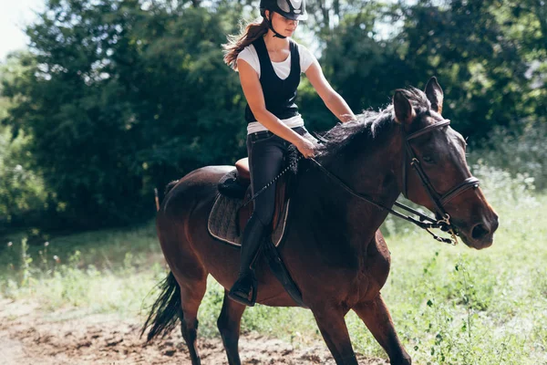 Image de jeune fille chevauchant son cheval — Photo