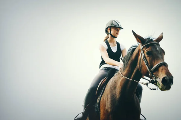 Fiatal lány lovaglás a ló képe — Stock Fotó