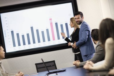 Genç çekici işadamı ve sunum meslektaşlarının için gösterilen işkadını