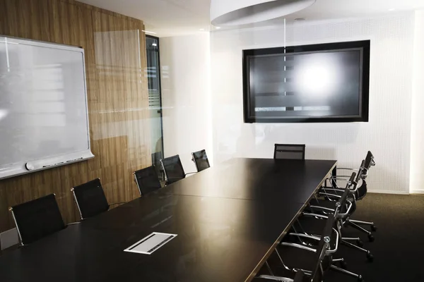 Güzel tasarlanmış modern bir şekilde döşenmiş konferans salonu resmi — Stok fotoğraf