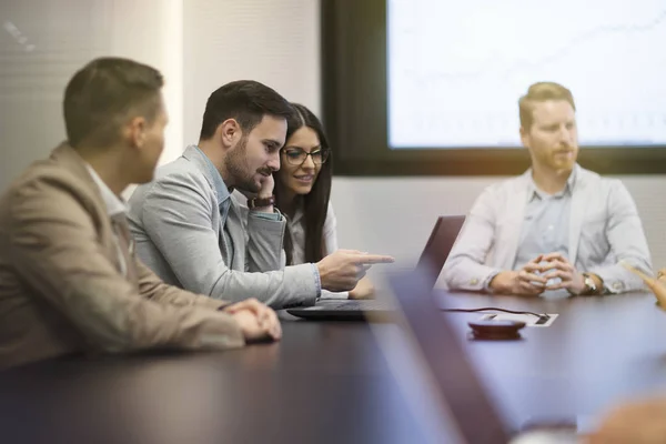 Prospettive imprenditori che si riuniscono in sala conferenze — Foto Stock