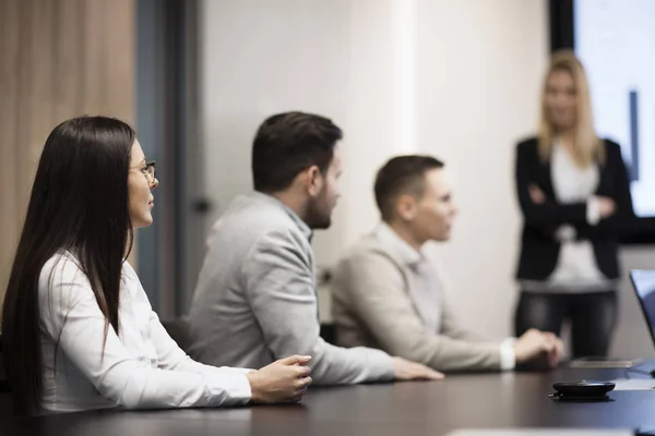 Empresarios de perspectiva que se reúnen en sala de conferencias —  Fotos de Stock