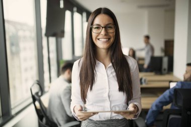Dijital tablet tutan güzel işkadını portresi