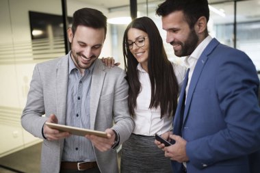 Takım arkadaşları birlikte tablet üzerinde çalışan